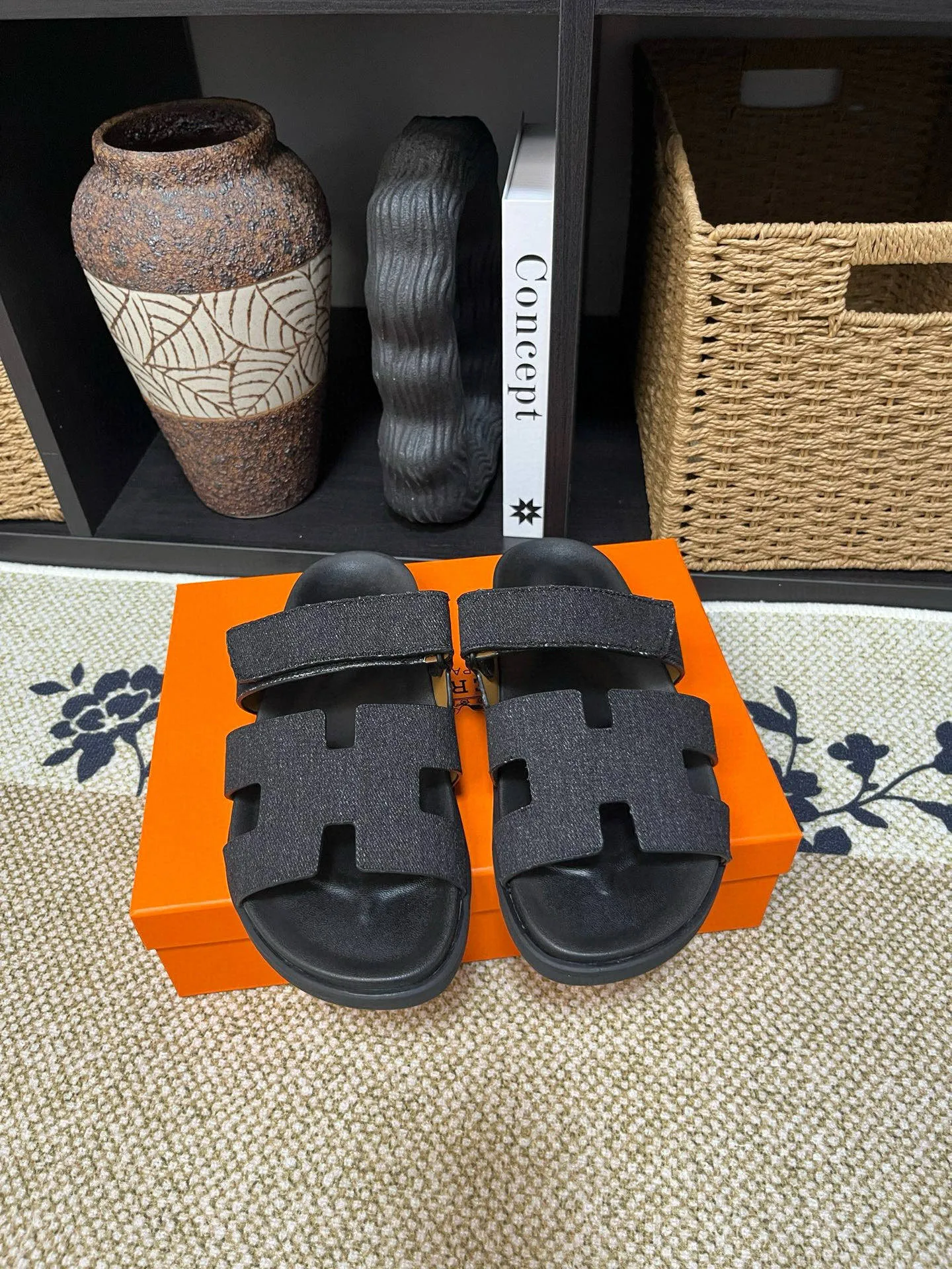 P300 Long-term stock Hermes men’s Kazimir slippers for couples - top quality woven calfskin functional sandals with intertwined uppers inspired by the “H” iconic pattern to create a casual look, perfect for summer. Imported cowhide + cowhide lining + TUP outsole Size: 35-46